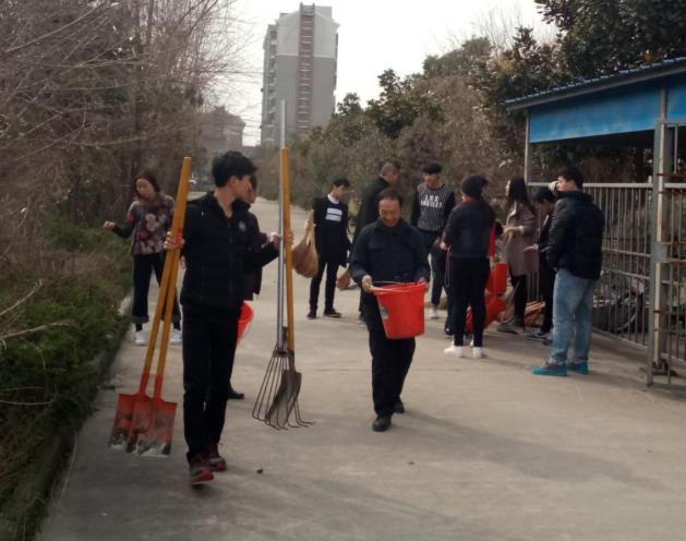 我院经济管理系和信息工程系师生共同参与建设美丽校园活动