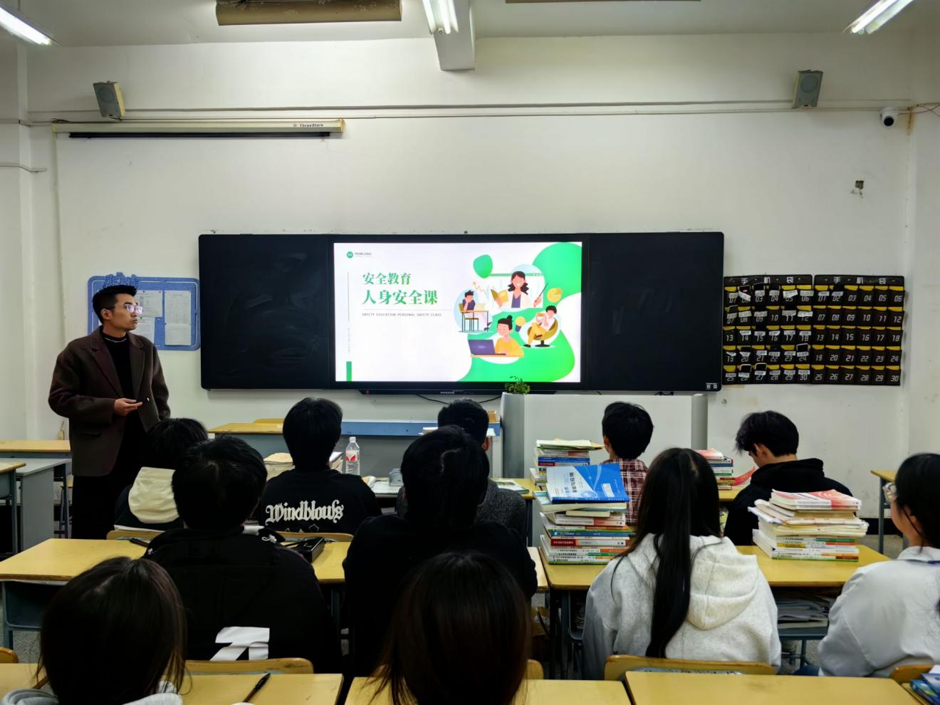 机电经管系开展“安全教育”主题班会活动