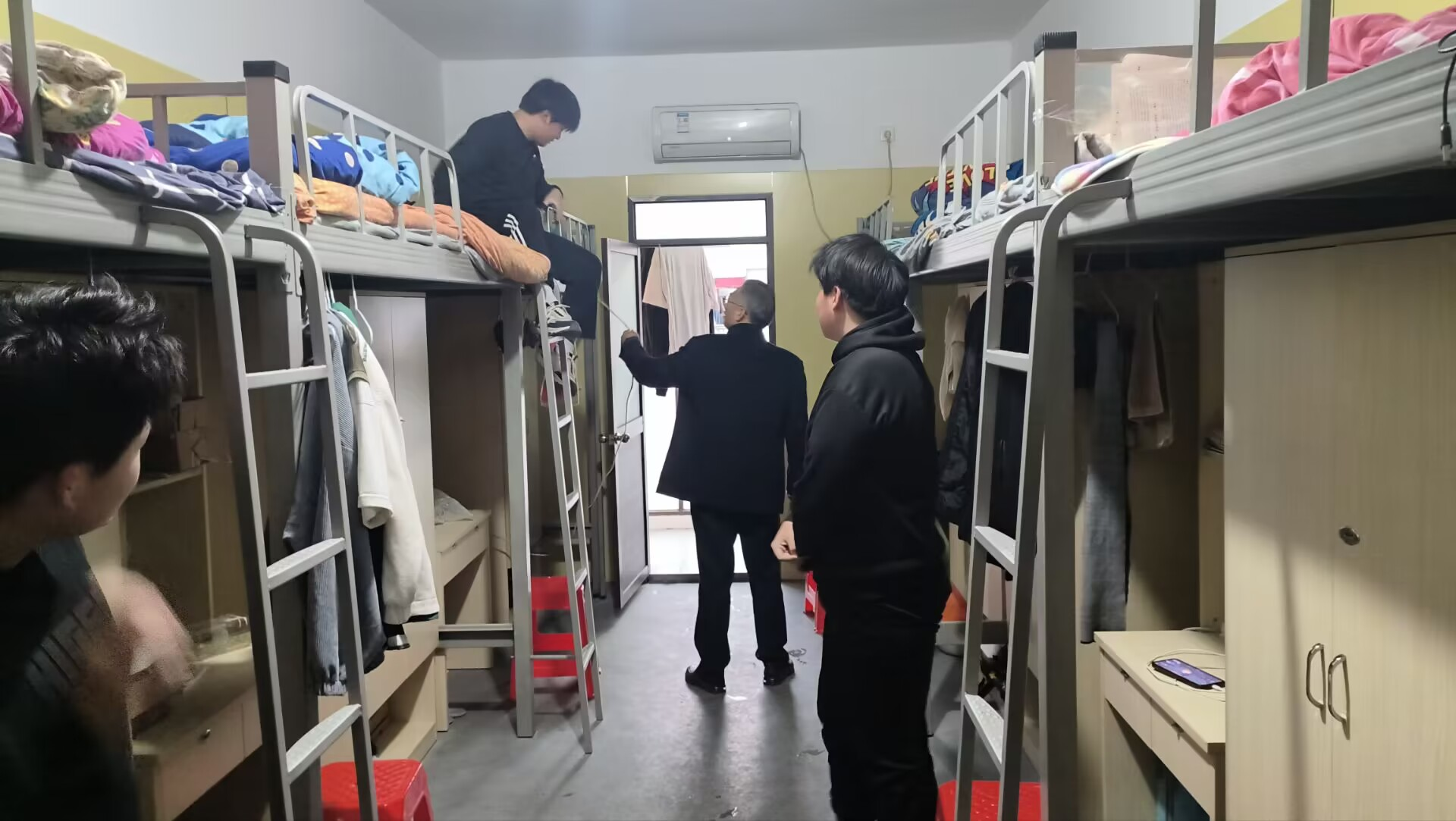 信息工程系召开安全稳定工作会议 开展寝室安全卫生检查