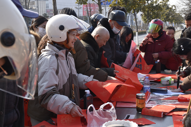 安徽现代信息工程职业学院工会举办新春送对联活动