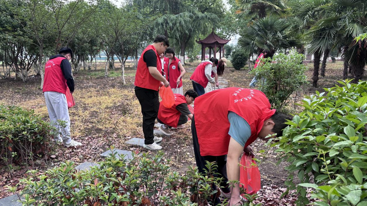 艺术建工系开展劳动周宣传活动 以实践传递感恩