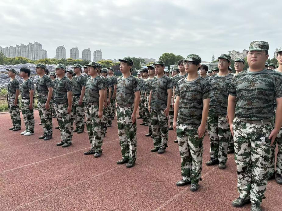 迷彩正青春，淬炼进行时：信息工程系2025级军训火热开展中