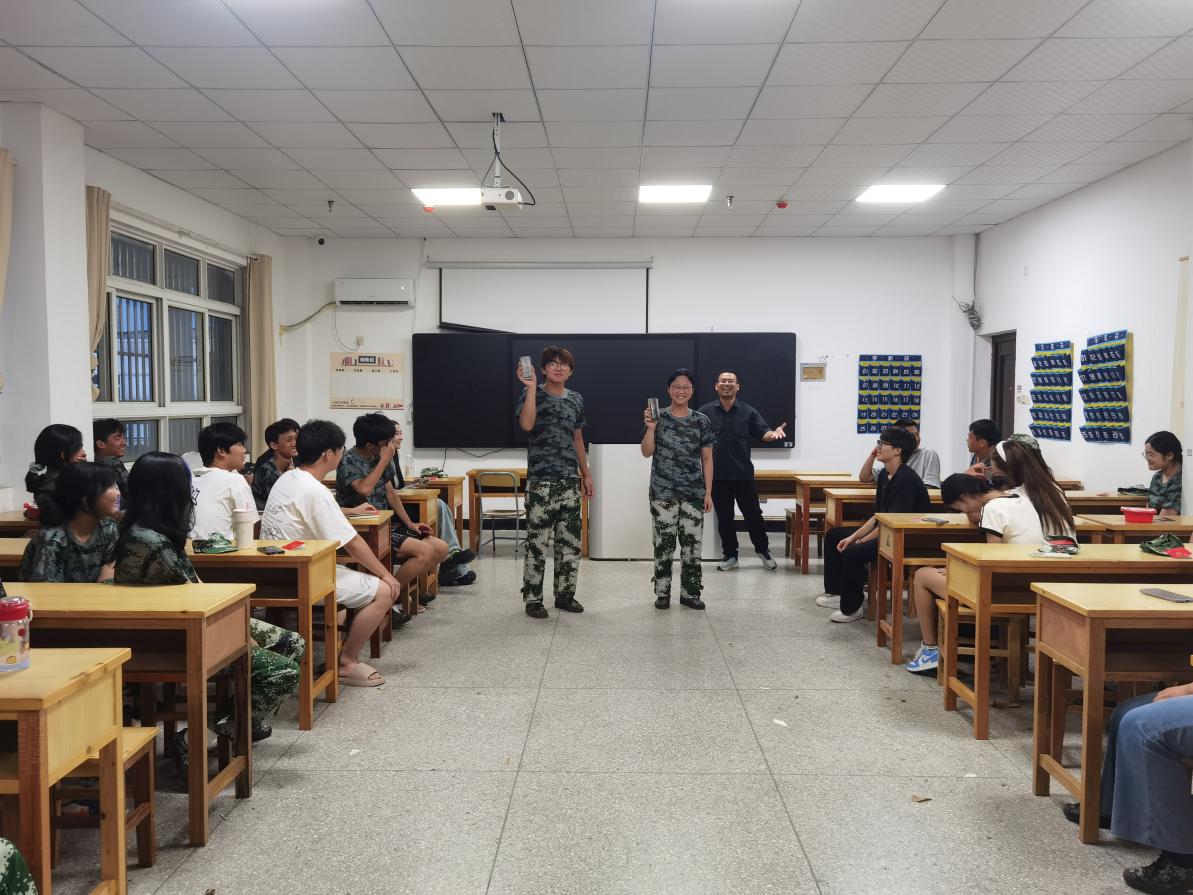 玩“破冰”游戏 以游戏“破冰” ——经济管理系新生交流会