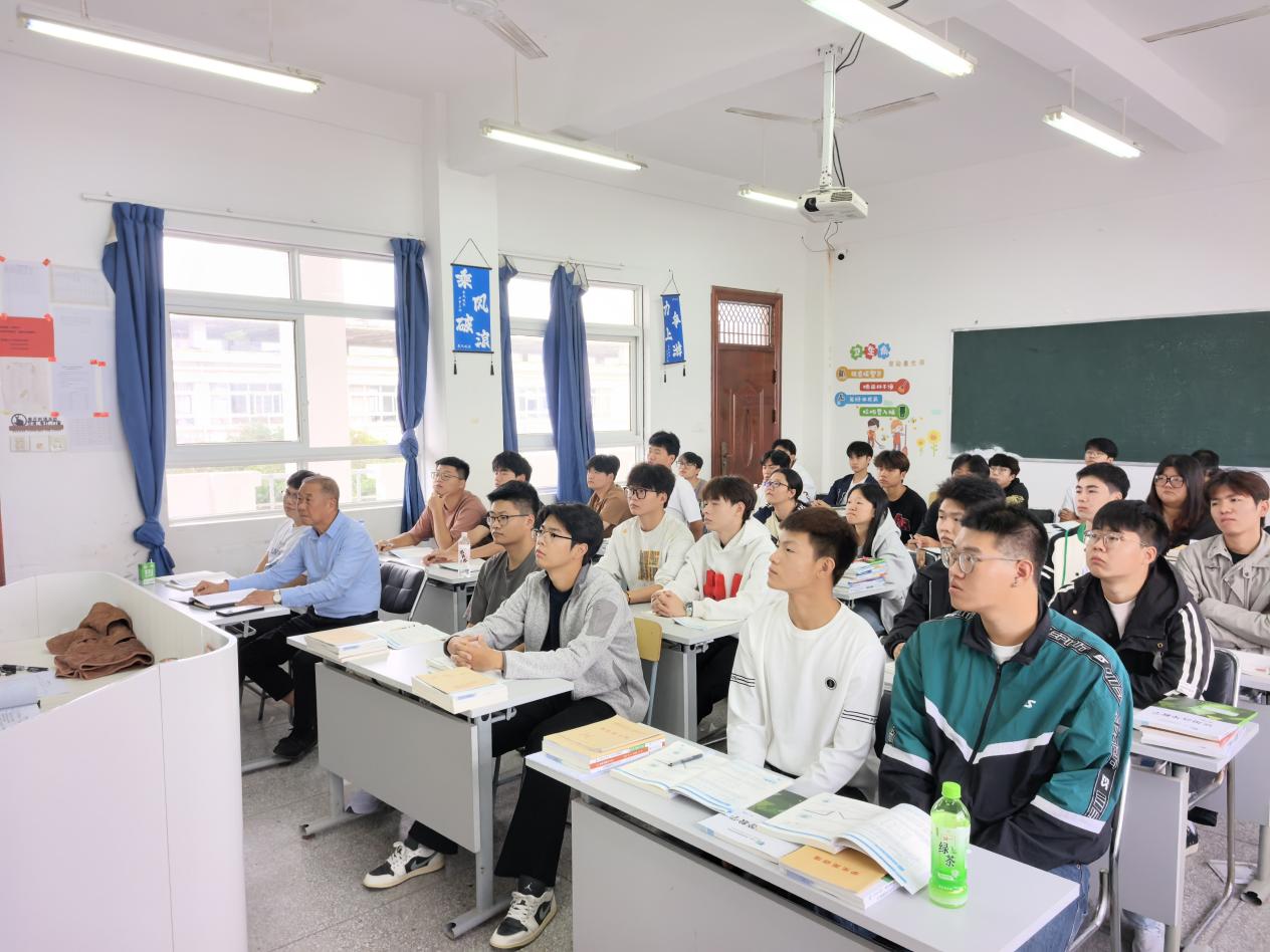 院长肖成兵深入教学一线指导艺术建工系“开学第一课”​