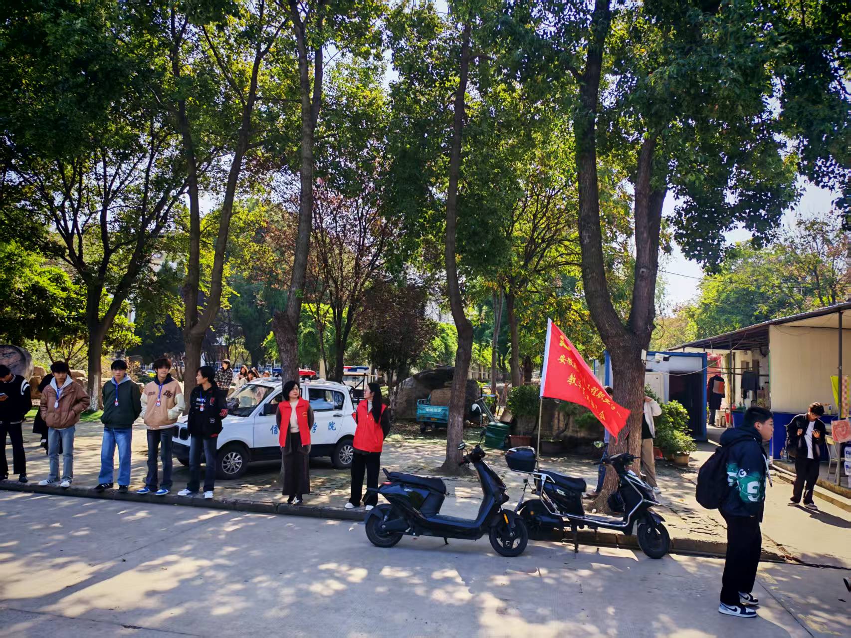 教学党支部“践行初心使命 守护校园安全” 交通志愿活动首月顺利完成