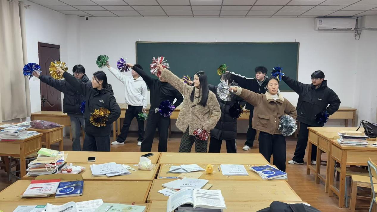 精雕细琢备盛宴 青春起舞迎元旦 ——信息工程系全力排练学院元旦晚会《新年快乐》舞蹈节目