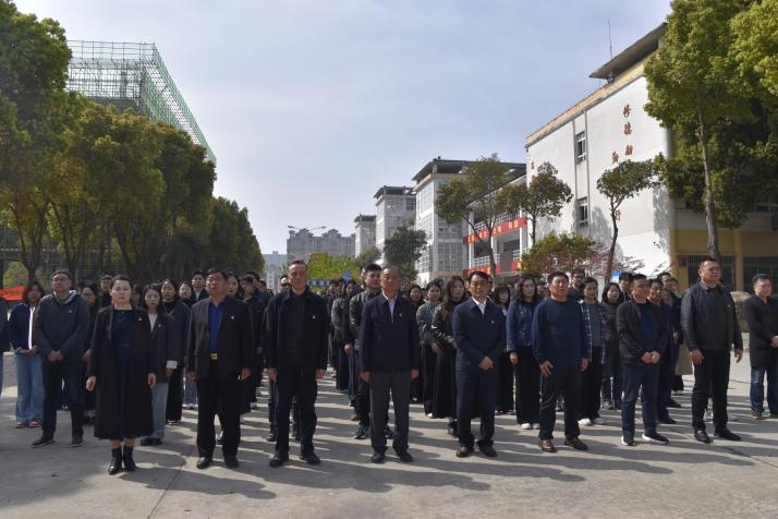 缅怀伟人功勋 培育时代新人 ——学院向毛泽东同志铜像敬献花篮