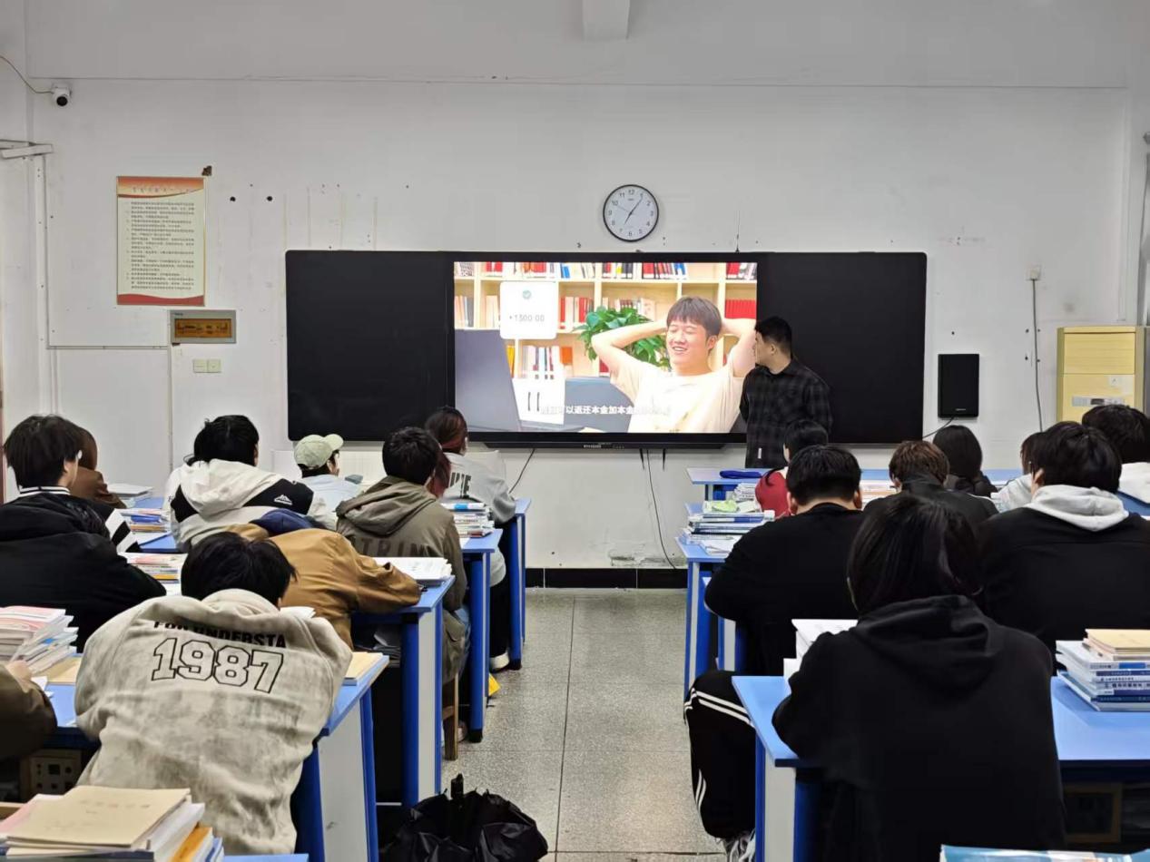 筑牢金融安全防线 守护师生财产安全 ——信息工程系开展防范非法金融活动主题班会