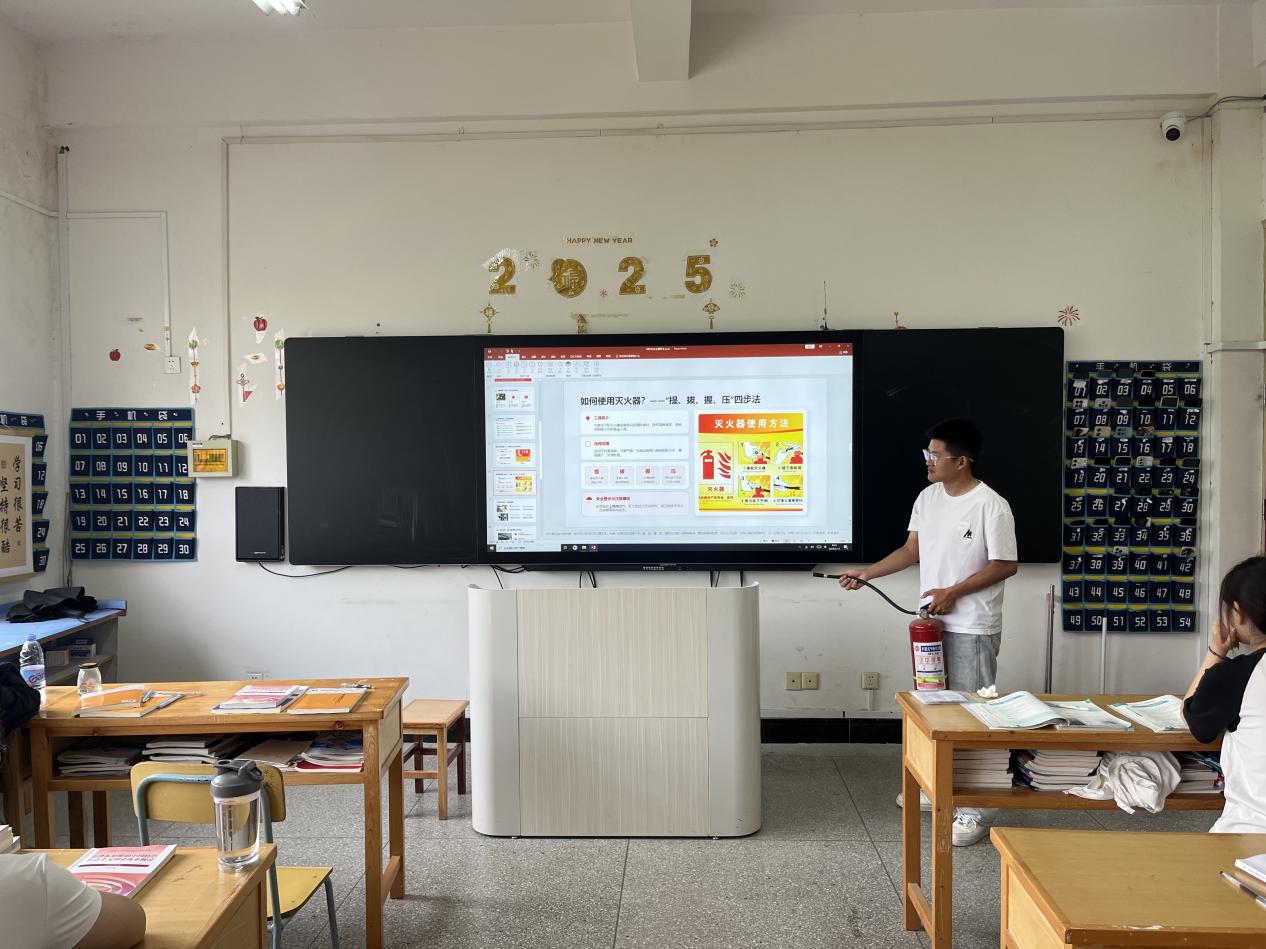 筑牢安全防线 守护生命成长 ——信息工程系开展防震防溺水防洪涝主题安全教育班会